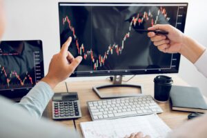 Investidores analisando gráficos para investir em opções