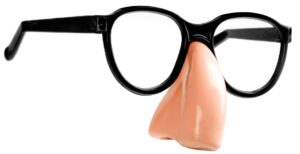 máscara de óculos indicando que você deve ficar atento a fraude do comprovante falso de pix
