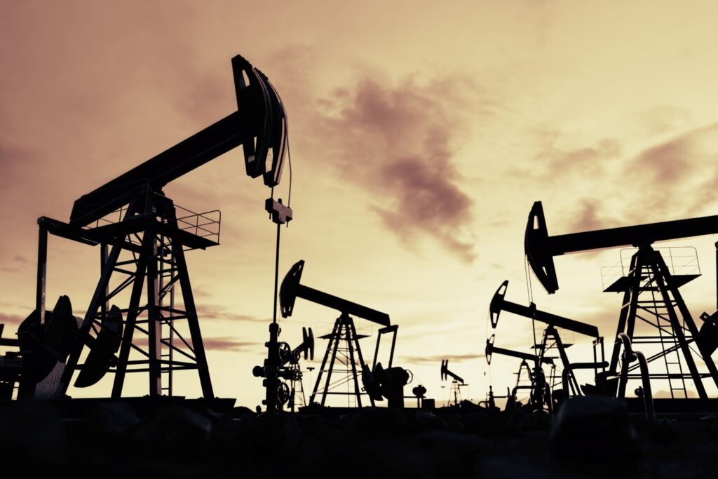 Campo de petróleo representando debêntures de empresas que pagam juros para captar investimentos